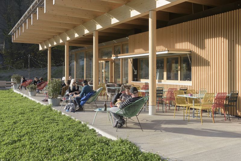 Wassersport- und Kulturzentrum, Ittigen/Worblaufen – Terrasse und Restaurant RIO zur Aare hin – Christine Blaser, Bildaufbau, Bern